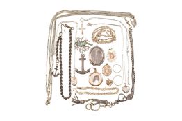 ASSORTMENT OF SILVER WHITE METAL & ROLLED GOLD JEWELLERY