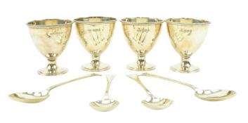 FOUR EDWARD VII HALLMARKED SILVER EGG CUPS & SPOONS