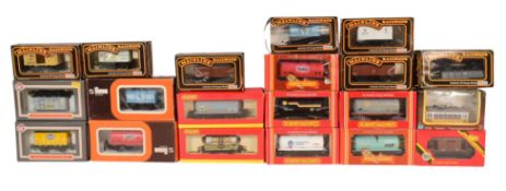 MODEL RAILWAY - COLLECTION OF OO GAUGE ROLLING STOCK WAGONS