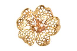 1970S 18CT GOLD & DIAMOND FLOWER BROOCH PIN