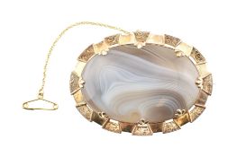 EARLY 20TH CENTURY YELLOW METAL & AGATE BROOCH PIN