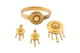 19TH CENTURY 14CT GOLD ETRUSCAN REVIVAL JEWELLERY SUITE