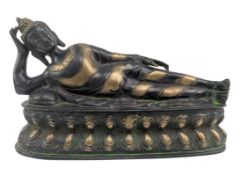 20TH CENTURY THAI BRONZE FIGURE OF A RECLINING BUDDHA ON A LOTUS PLINTH