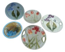 ART NOUVEAU CONTINENTAL POTTERY - FIVE TUBE-LINED FLORAL DECORATIVE PLATES