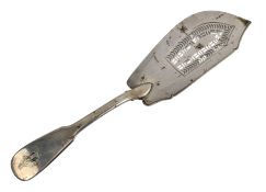 EARLY 19TH CENTURY GEORGE III HALLMARKED SILVER FISH SLICE