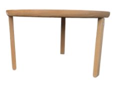 BRITISH MODERN DESIGN - A MID CENTURY TEAK WOOD CIRCULAR DINING TABLE
