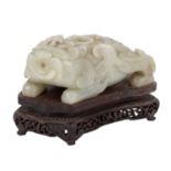 Jadeschnitzerei eines Wächterlöwen als Weihrauchbrenner. CHINA, 19.Jh.-frühes 20. Jh.