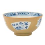 Seltene Schale aus blau-weißem Porzellan mit Café-au-lait-farbenem Grund. CHINA, wohl 18. Jh. (Kangx