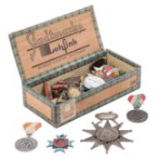 Holzbox mit diversen Sportabzeichen, Ende 19./Anfang 20. Jh.,