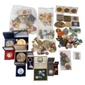 Grösserer bestand an Auszeichungen, Medailen, Pins, nach 1945,