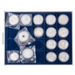 China/SILBER - Kleine Sammlung von 10 Yuan Stücken sowie 5 Yuan und 1 Dollar Australien. 15 Stück.