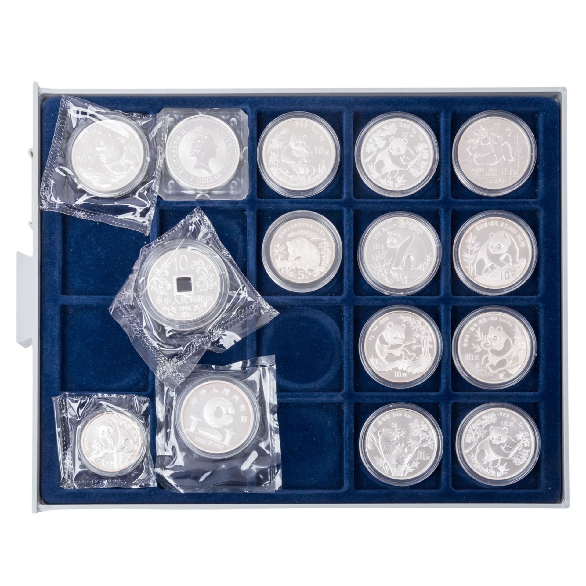 China/SILBER - Kleine Sammlung von 10 Yuan Stücken sowie 5 Yuan und 1 Dollar Australien. 15 Stück.