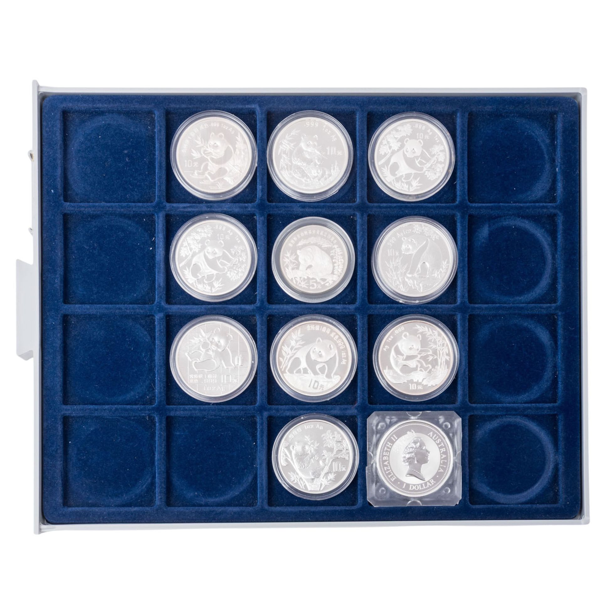 China/SILBER - Kleine Sammlung von 10 Yuan Stücken sowie 5 Yuan und 1 Dollar Australien. 15 Stück. - Bild 2 aus 5