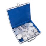 5 Mark Silberstücke aus dem Dt. Kaiserreich in einem kl. Koffer. Über 50 Stück.