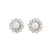 Ohrringe mit Perlen entouriert von Brillanten