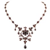 Feines antikes Granatcollier,