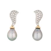 SCHOEFFEL Ohrringe mit Brillanten und feinen Perltropfen