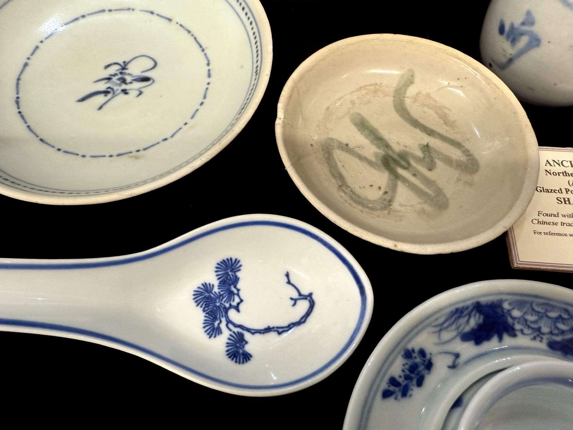 Collection of Oriental China, comprising a Qing Dynasty Shallow Ceramic 'Fish' Dish, from the - Image 4 of 4