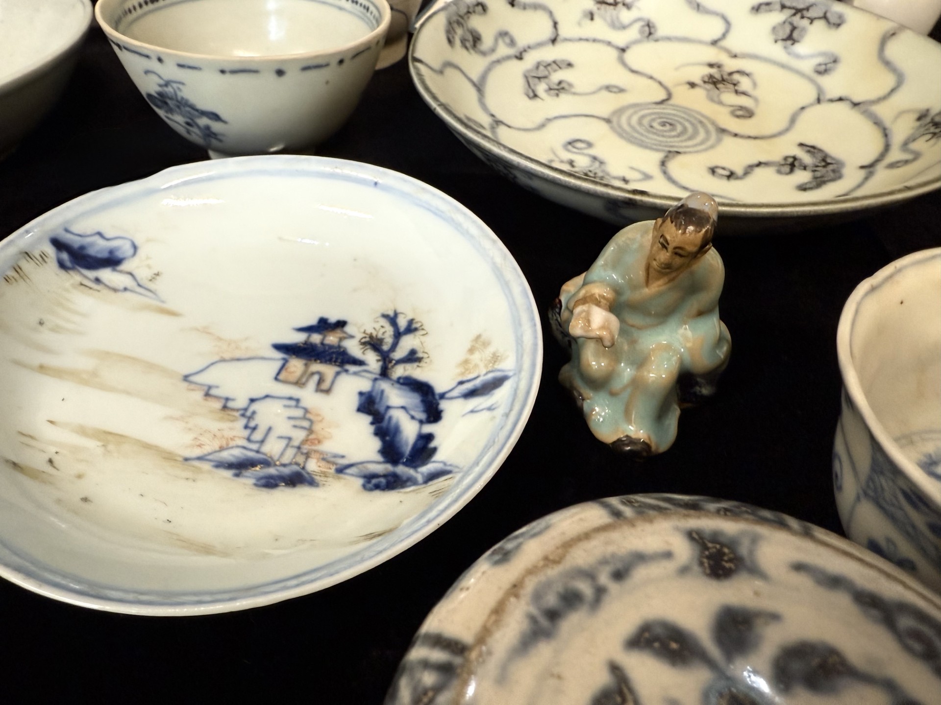 Collection of Oriental China, comprising a Qing Dynasty Shallow Ceramic 'Fish' Dish, from the - Image 2 of 4