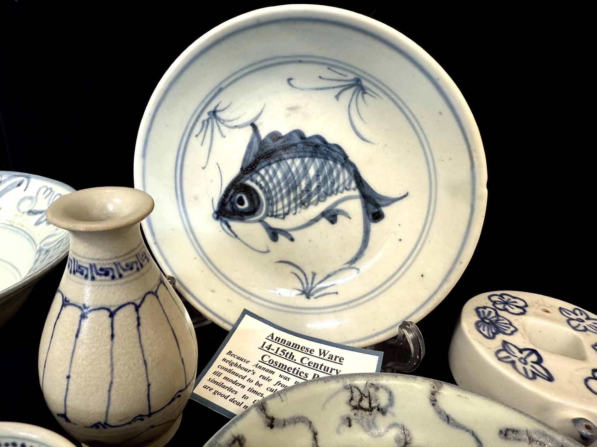 Collection of Oriental China, comprising a Qing Dynasty Shallow Ceramic 'Fish' Dish, from the - Image 3 of 4