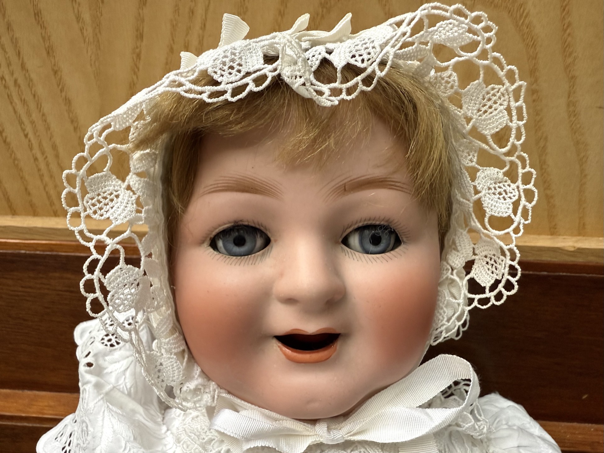 Porcelaine Headed Dasladrende Baby, - Image 2 of 4