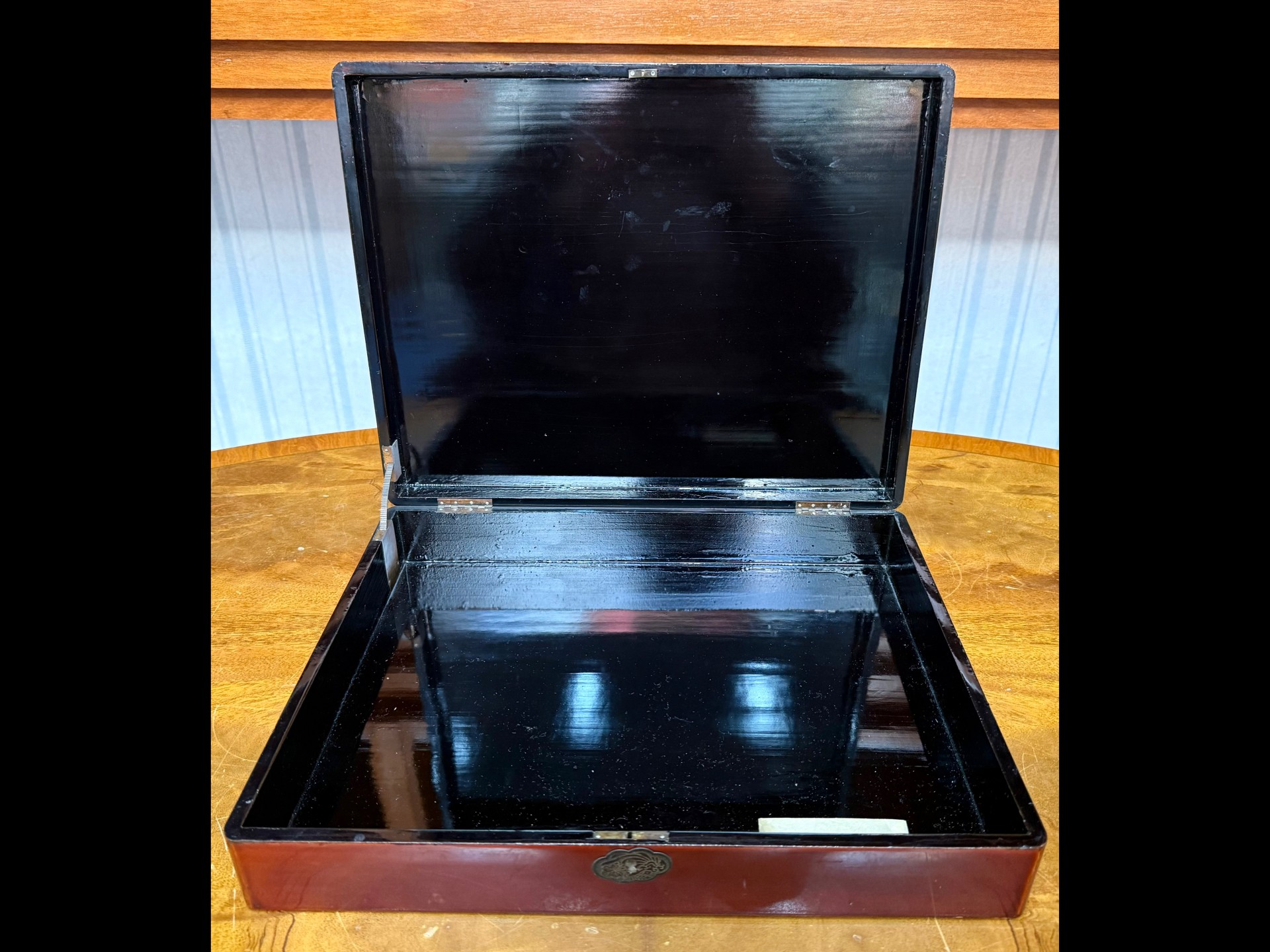 Large Oriental Lacquered Box, top inset with mother-of-pearl, depicting a bird on a tree. Measures - Image 2 of 3