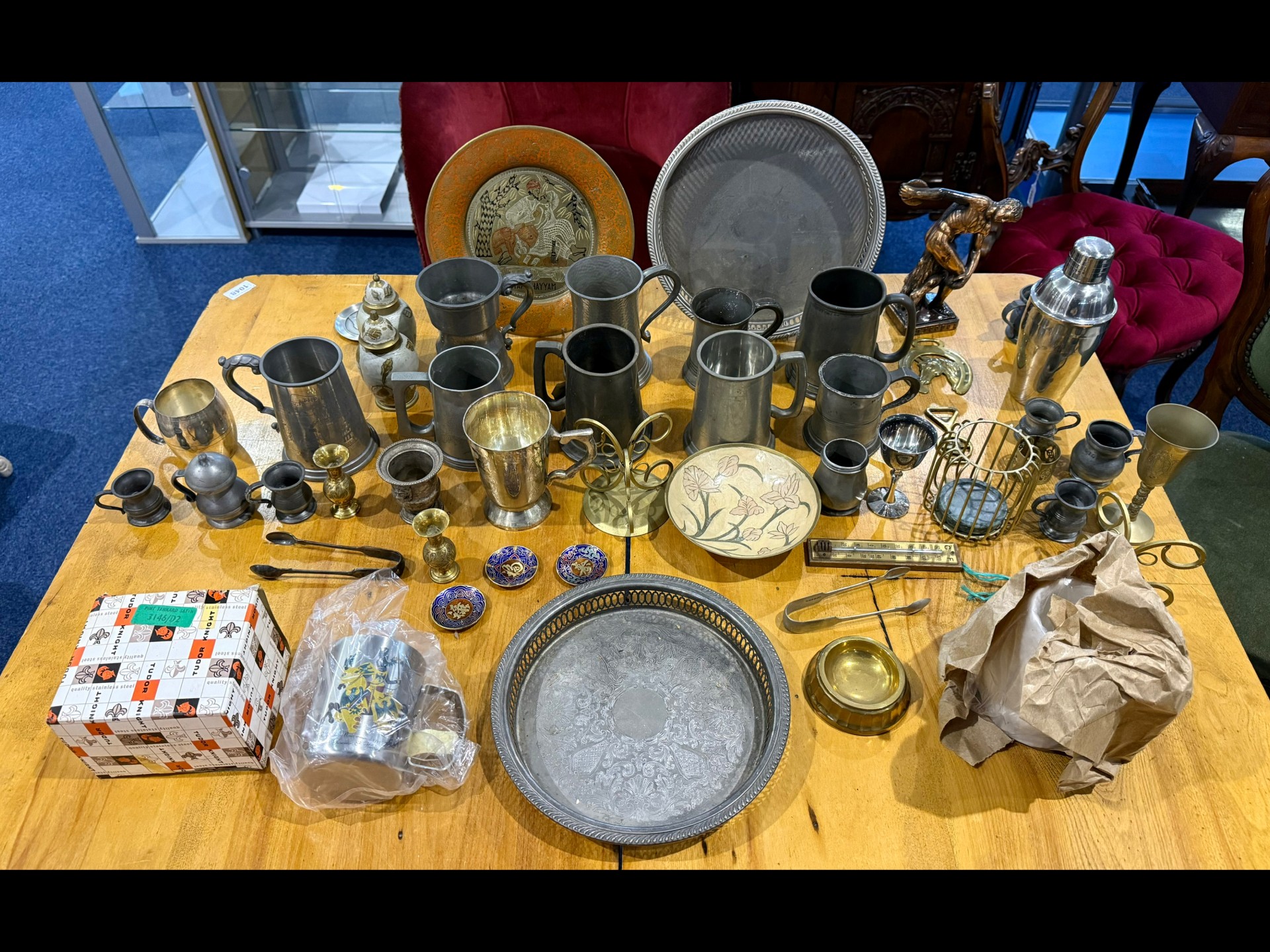 Box of Assorted Metal Ware, to include tankards, dishes, plates, ornaments, etc.