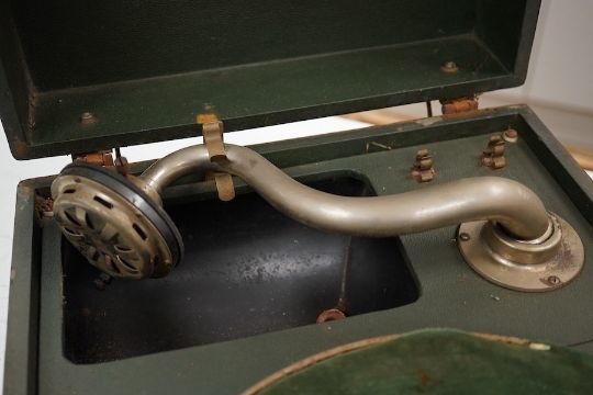 Two gramophone players; an oak cased HMV tabletop gramophone on a similar style mahogany - Image 4 of 14