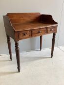 An early Victorian mahogany washstand, width 88cm, depth 49cm, height 95cm