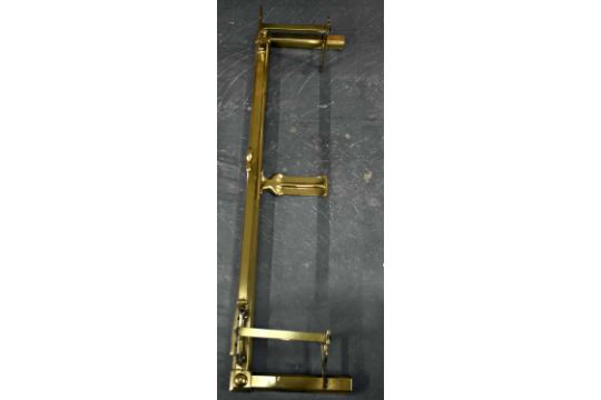 A LOVELY ARTS AND CRAFTS ENGLISH BRASS FIRE SIDE FENDER of stylish form. 130 cm x 38 cm. - Image 5 of 6