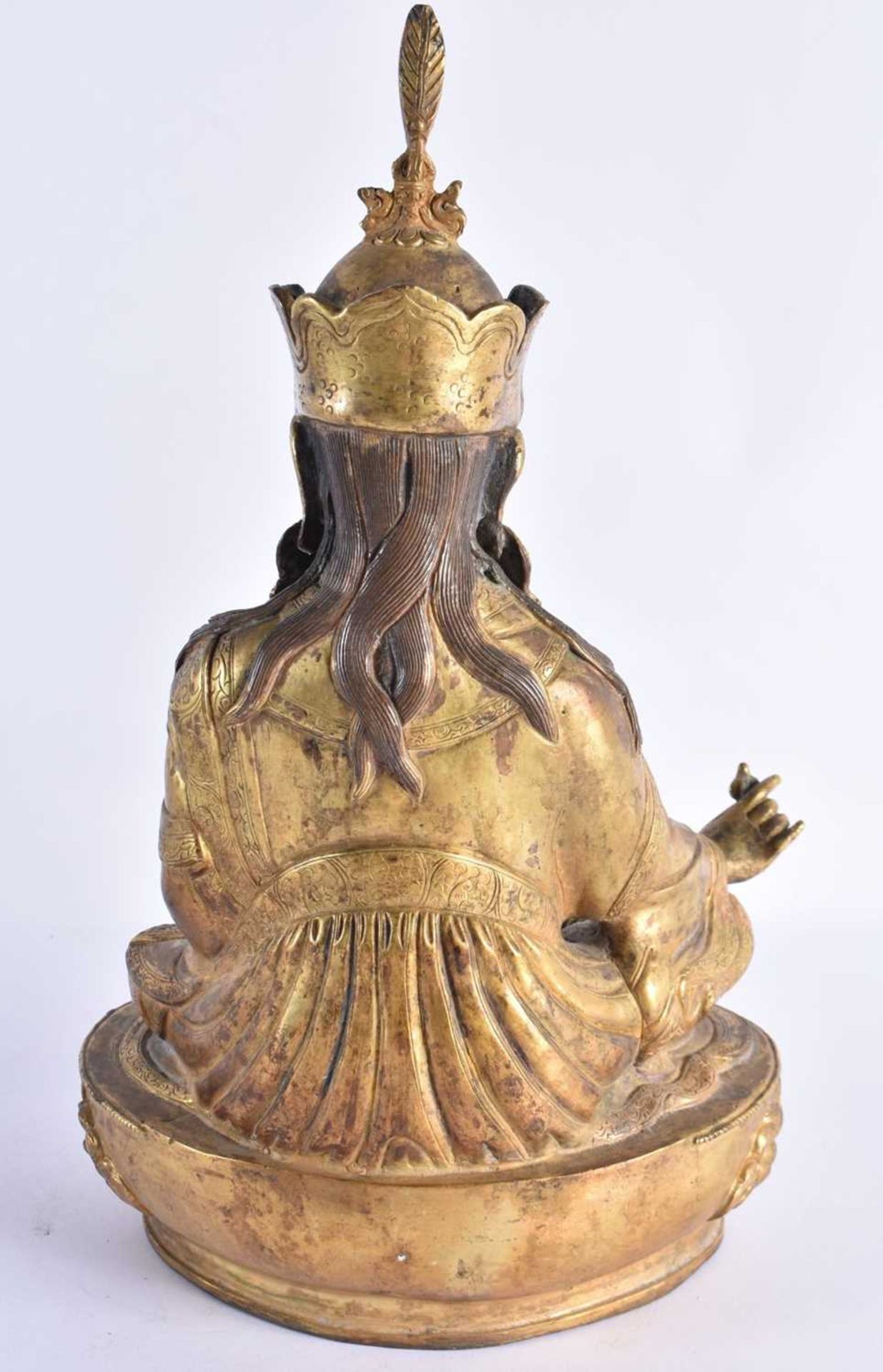 A LARGE 19TH CENTURY CHINESE TIBETAN GILT BRONZE FIGURE OF A BUDDHA Qing. 36 cm x 18 cm. - Image 8 of 10