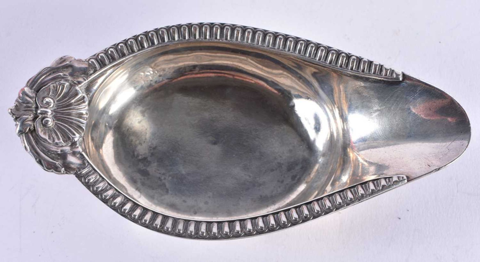 AN UNUSUAL EARLY 19TH CENTURY ENGLISH SILVE FEEDING BOAT. 99.4 grams. London 1817. 13 cm x 6.5 cm. - Image 2 of 4