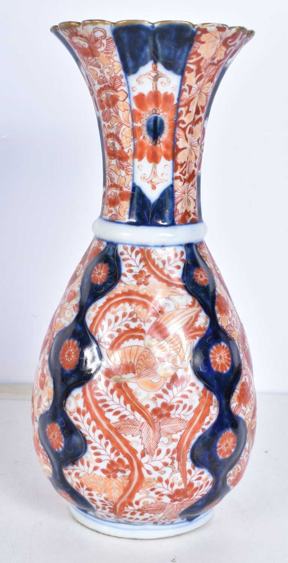 A collection of Japanese Imari vases 28cm (3). - Image 5 of 5