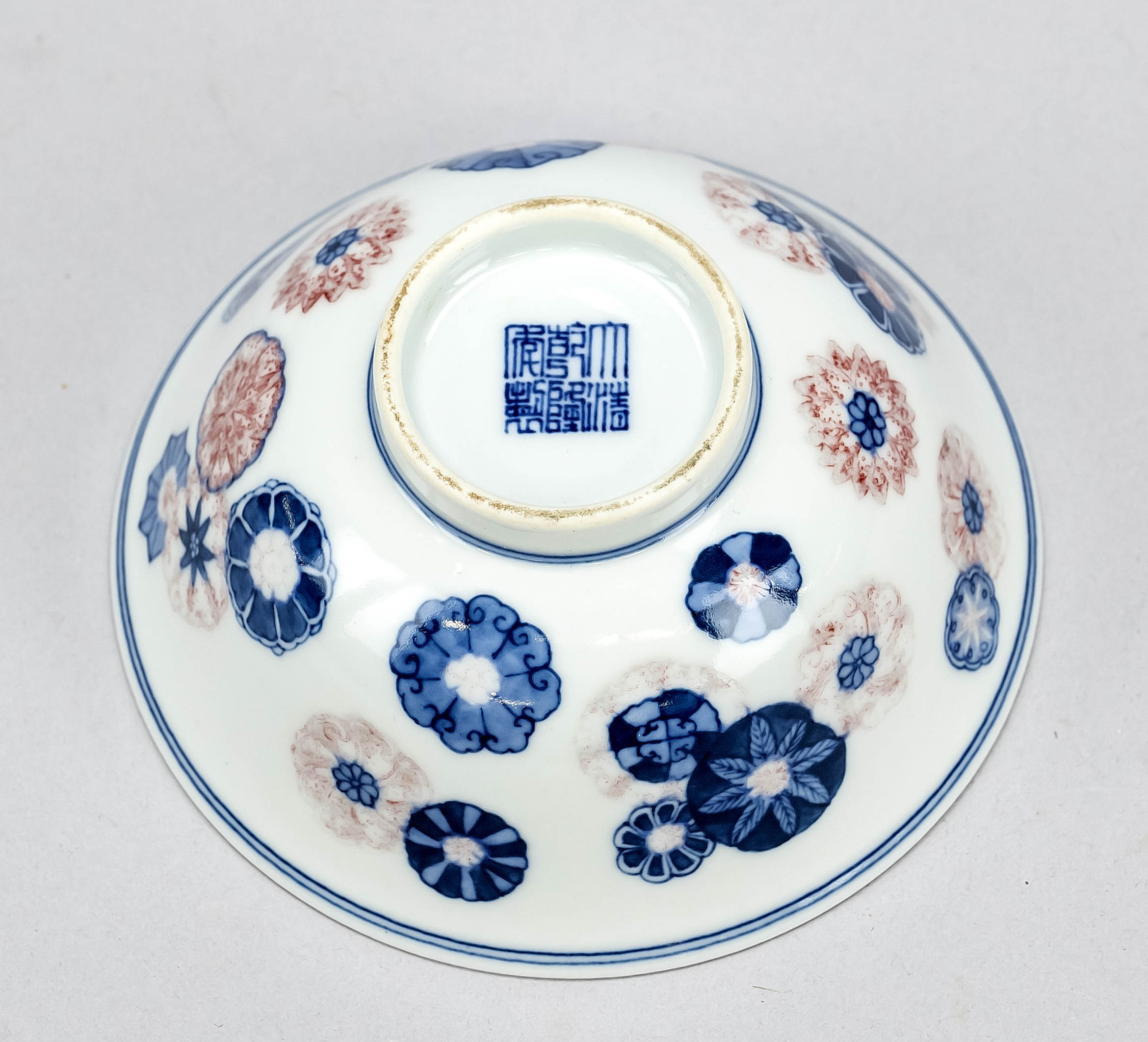 Churn with flower decoration, China. Outer wall with scattered, stylized flowers in cobalt blue - Image 2 of 2