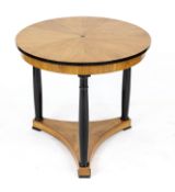 Runder Tisch im Biedermeierstil um 1