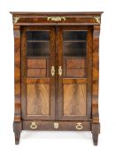Biedermeier-Vitrinenschrank mit Inne