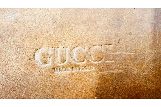 A VINTAGE DESIGNER TAN LEATHER BAG MARKED "GUCCI", REQUIRES ATTENTION. - Image 2 of 15