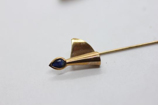 A 9CT GOLD STONE SET STICK PIN + A FURTHER 3 X GOLD TONE EXAMPLES. - Image 11 of 25