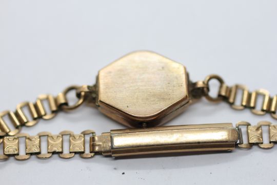 A 9CT GOLD CASED WRIST WATCH MARKED "KERED" ON AN ORNATE ROLLED GOLD STRAP. - Image 11 of 17