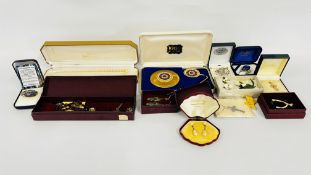 A TRAY OF ASSORTED BOXED COSTUME JEWELLERY TO INCLUDE EXAMPLES MARKED 