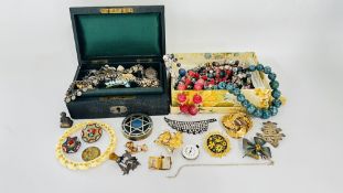 A VINTAGE JEWELLERY BOX AND CONTENTS TO INCLUDE A VINTAGE GLASS BIRD BROOCH,