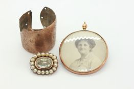 A VINTAGE 9CT GOLD ENGRAVED WALKING STICK COLLAR + A VINTAGE CIRCULAR 9CT GOLD MOUNTED PHOTO LOCKET