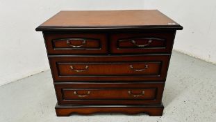 A GOOD QUALITY MAHOGANY FINISH THREE DRAWER CHEST W 80CM D 46CM H 69CM.