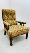 EDWARDIAN MAHOGANY OPEN ARM CHAIR WITH SPINDLE TURNED DETAIL.