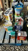 A QUANTITY OF FENCE AND TIMBER CARE TO INCLUDE 5 X 5 LITRE ONE COAT TIMBER CARE,