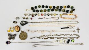 A GROUP OF SILVER AND WHITE METAL TO INCLUDE GOLD ON SILVER NECKLACES, AMBER SET TIE PIN,