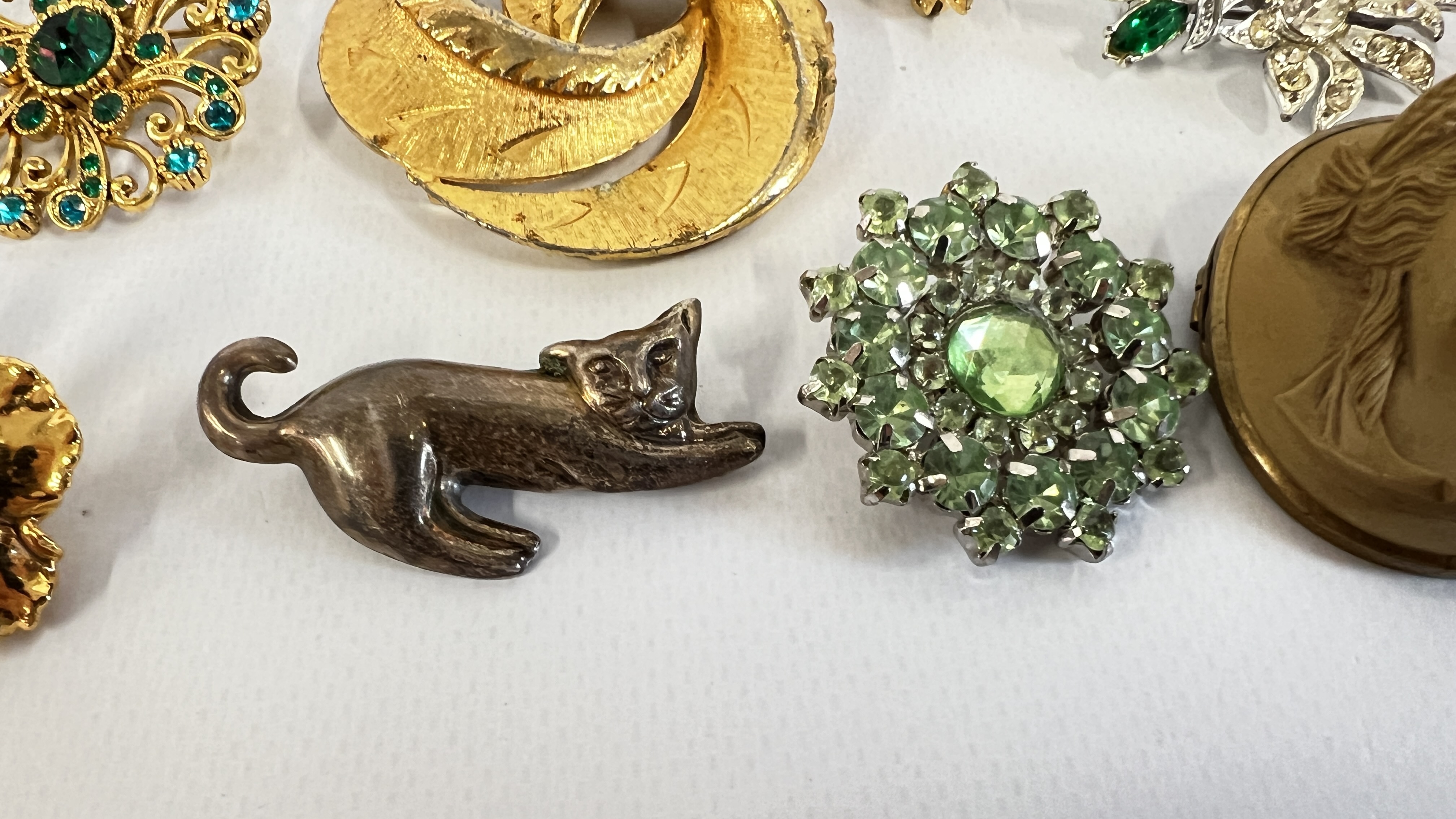 A COLLECTION OF APPROX 27 MODERN & VINTAGE BROOCHES TO INCLUDE STONE ...