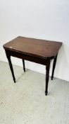 A REPRODUCTION MAHOGANY FOLDING TOP OCCASIONAL TABLE W 73CM D 43CM (EXTENDED 84CM).