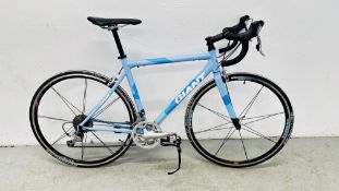A LADIES 'GIANT' 18 SPEED ROAD / RACING BIKE.
