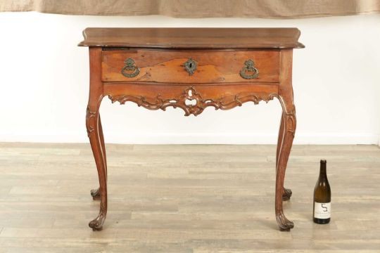 AN 18TH CENTURY ROSEWOOD ANGLO-PORTUGUESE SERPENTINE-SHAPED SIDE TABLE - Image 2 of 14